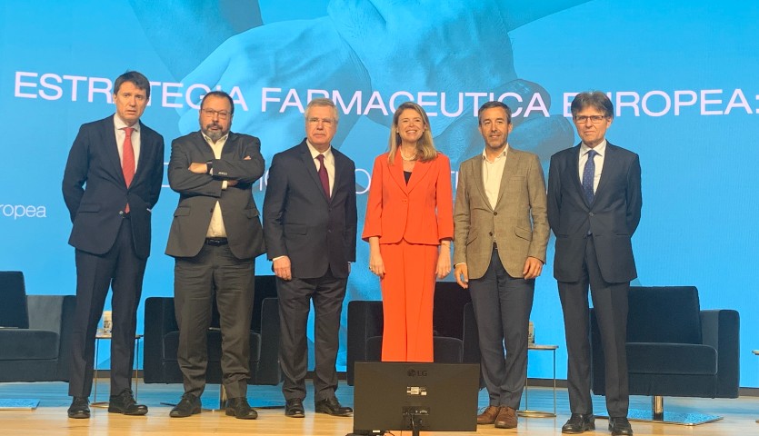 Juan López-Belmonte (Farmaindustria), César Hernández (Aemps), Olivier Laureau (Efpia), Nathalie Moll (Efpia), Pedro Carrascal (Esclerosis Múltiple España) y Humberto Arnés (Farmaindustria).