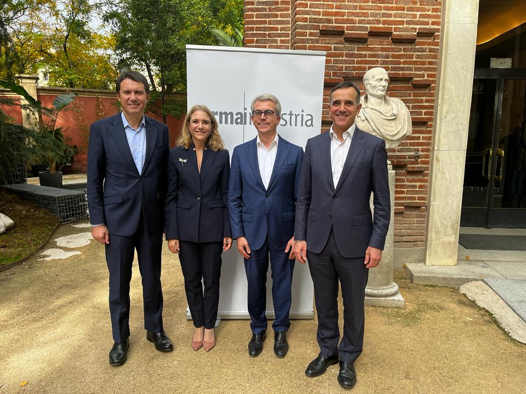 Juan López-Belmonte (presidente saliente de Farmaindustria); Ana Bosch (secretaria de los Órganos de Gobierno); Jesús Ponce (nuevo presidente de Farmaindustria) y Juan Yermo (director general de Farmaindustria).