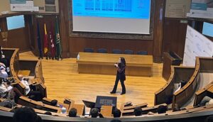 Amelia Martín Uranga, directora asociada del Departamento de Investigación Clínica y Medicina Traslacional de Farmaindustria, durante la jornada 'Acercando la ciencia a las escuelas'.