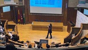 Amelia Martín Uranga, directora asociada del Departamento de Investigación Clínica y Medicina Traslacional de Farmaindustria, durante la jornada 'Acercando la ciencia a las escuelas'.