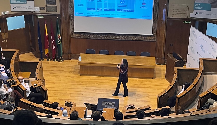 Amelia Martín Uranga, directora asociada del Departamento de Investigación Clínica y Medicina Traslacional de Farmaindustria, durante la jornada 'Acercando la ciencia a las escuelas'.