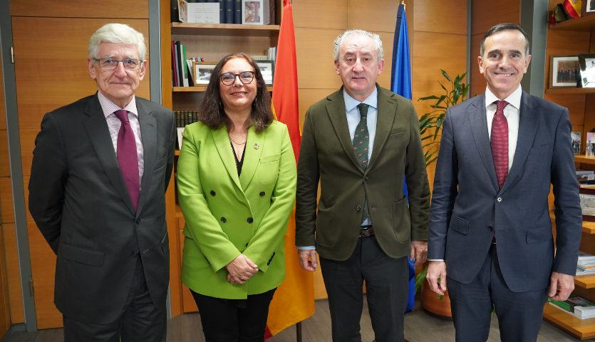 Firma del convenio Farmaindustria - CGCOM con José Ramón Luis-Yagüe, director de CCAA en Farmaindustria; Manuela García Romero, vicepresidenta segunda del CGCOM; Tomás Cobo, presidente del CGCOM, y Juan Yermo, director general de Farmaindustria.