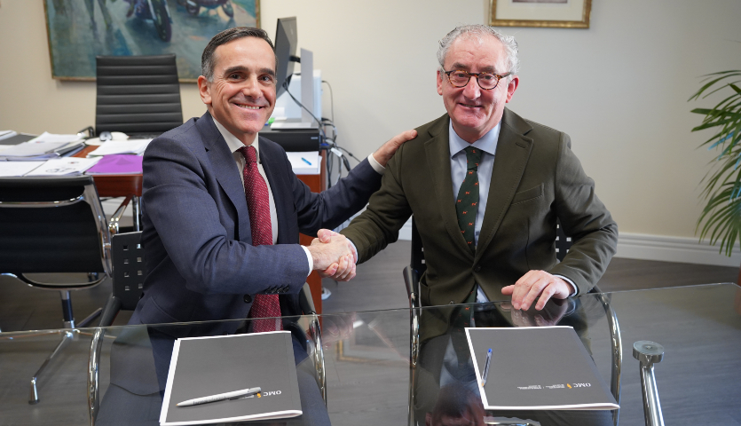 Juan Yermo, director general de Farmaindustria, y Tomás Cobo, presidente del CGCOM, en la firma del convenio entre ambas organizaciones.