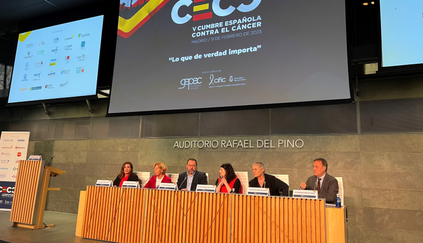 Isabel Pineros (Farmaindustria), Enriqueta Felip (SEOM), César Hernández (SNS), Rocío Rodríguez (moderadora), Begoña Barragán (Gepac) y Armando López (SEHH), en la V Cumbre contra el Cáncer