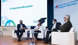 Jesús Ponce, presidente de Farmaindustria; María Jesús Lamas, directora de la Aemps; César Hernández, director general de Cartera Común de Servicios y Farmacia, y Ángel Ramírez, periodista y moderador.