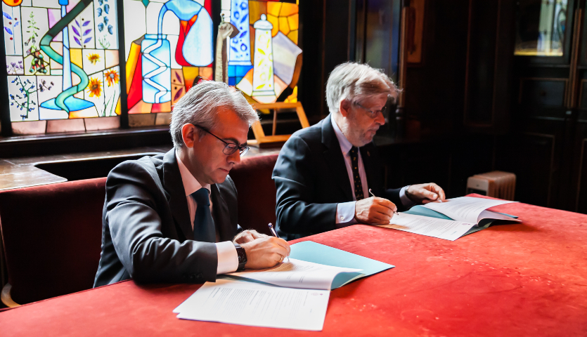Jesús Ponce, presidente de Farmaindustria, y el de la Real Academia de Farmacia de Cataluña, Joan Xavier Permanyer, firman un acuerdo de colaboración entre ambas entidades.