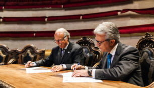 Los presidentes de la Real Academia de Medicina de Cataluña, Josep Antoni Bombí, y de Farmaindustria, Jesús Ponce, suscriben un acuerdo de colaboración.