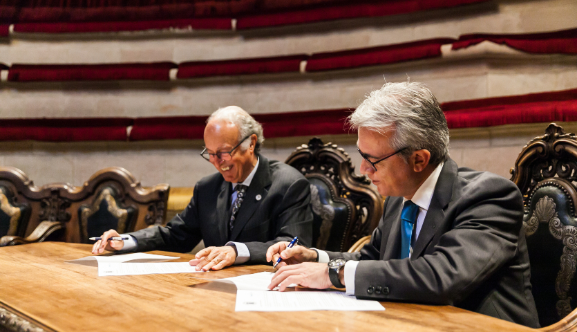 Los presidentes de la Real Academia de Medicina de Cataluña, Josep Antoni Bombí, y de Farmaindustria, Jesús Ponce, suscriben un acuerdo de colaboración. 