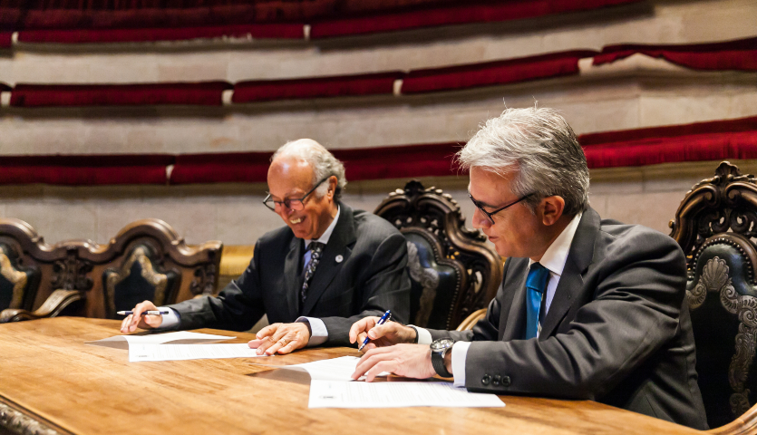Los presidentes de la Real Academia de Medicina de Cataluña, Josep Antoni Bombí, y de Farmaindustria, Jesús Ponce, suscriben un acuerdo de colaboración.