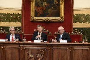 El presidente de Farmaindustria, Jesús Ponce; el ministro de Sanidad, José Manuel Miñones, y el presidente de la Real Academia Nacional de Medicina, Eduardo Díaz Rubio