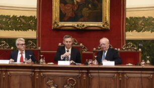 El presidente de Farmaindustria, Jesús Ponce; el ministro de Sanidad, José Manuel Miñones, y el presidente de la Real Academia Nacional de Medicina, Eduardo Díaz Rubio