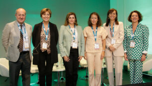 Isabel PIneros, directora de Acceso de Farmaindustria, habla sobre investigación con perspectiva género y sexo en el Congreso anual de SEOM.