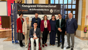 La directora de Acceso de Farmaindustria, Isabel Pineros (en el centro), junto a participantes del Congreso Internacional de Enfermedades Raras.