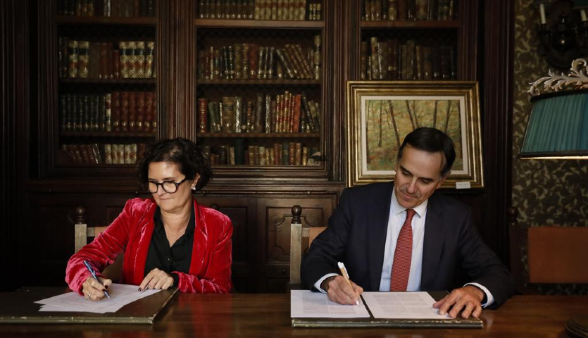 La directora general de Ordenación y Regulación Sanitaria del Departament de Salud de la Generalitat, Clara Pareja, y el director general de Farmaindustria, Juan Yermo.
