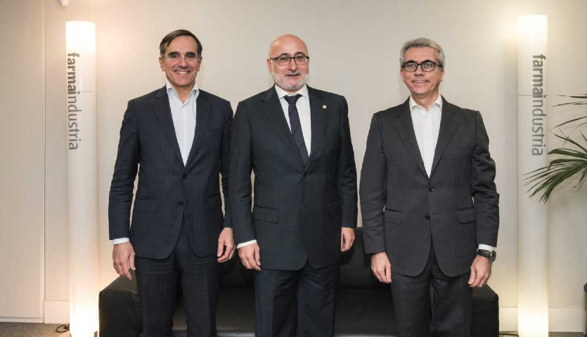 El director general de Farmaindustria, Juan Yermo; el secretario general de Salud Pública e I+D+i en Salud de la Consejería de Salud y Consumo de la Junta de Andalucía, Isaac Túnez, y el presidente de Farmaindustria, Jesús Ponce.
