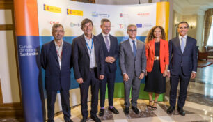 Félix Lobo (director del Encuentro), Carlos Andradas (rector de la UIMP), Juan Yermo (director general de Farmaindustria), José Manuel Miñones (entonces ministro de Sanidad), Jesús Ponce (presidente de Farmaindustria) y Ainoa Quiñones (delegada del Gobierno en Cantabria), en el encuentro de la UIMP en 2023.