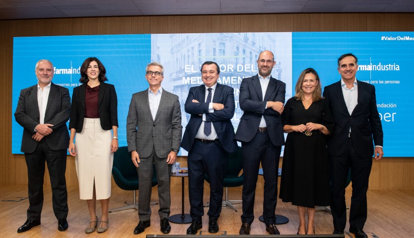 Pedro Luis Sánchez, director del Departamento de Estudios de Farmaindustria; Néboa Zozaya, directora de Health Affairs and Policy Research en la Fundación Weber; Jesús Ponce, presidente de Farmaindustria; Álvaro Hidalgo, presidente de la Fundación Weber; Antonio Blázquez, jefe de Medicamentos de Uso Humano de la Aemps; Carina Escobar, presidenta de la POP, y Juan Yermo, director general de Farmaindustria,