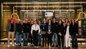 Miembros del equipo del BSC y del grupo de trabajo de Innovación digital de Farmaindustria, en el ordenador cuántico.