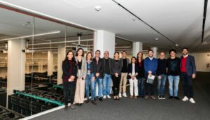 Miembros del equipo del BSC y del grupo de trabajo de Innovación digital de Farmaindustria, en el Marenostrum 5.