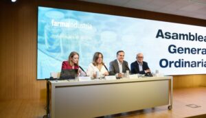 Asamblea General de Farmaindustria 2025. De izqda a dcha, Ana Bosch, Fina Lladós, Juan Yermo y Javier Urzay.