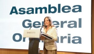 Fina Lladós, presidenta de Farmaindustria, en la Asamblea General Ordinaria de Farmaindustria en 2025.