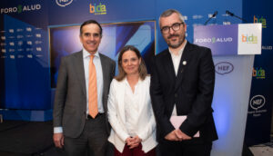 Juan Yermo, director general de Farmaindustria; Javier Padilla, secretario general de Sanidad; y Fina Lladós, presidenta de Farmaindustria.