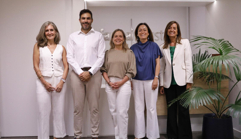 Nùria Martí y Robert Fabregat (Biocat); Fina LLadós, Amelia Martín Uranga y Arantxa Martí (Farmaindustria). Nùria Martí y Robert Fabregat (Biocat), Fina LLadós, Amelia Martín Uranga y Arantxa Martí (Farmaindustria).