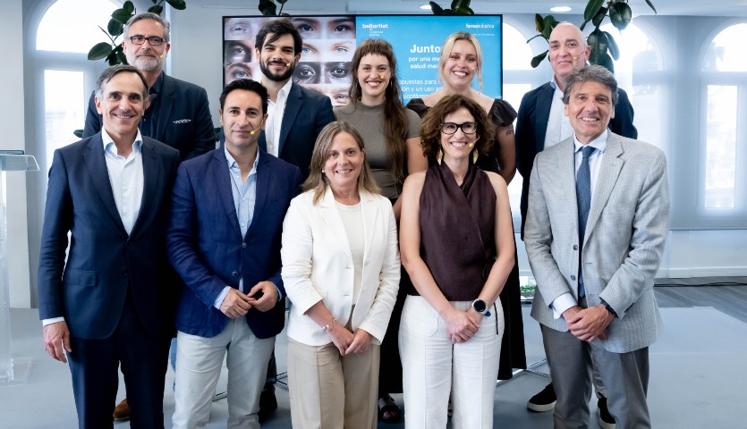 Miembros del Comité de Expertos para la Salud Mental y representantes sociales implicados en el proyecto junto a la Dirección de Farmaindustria.