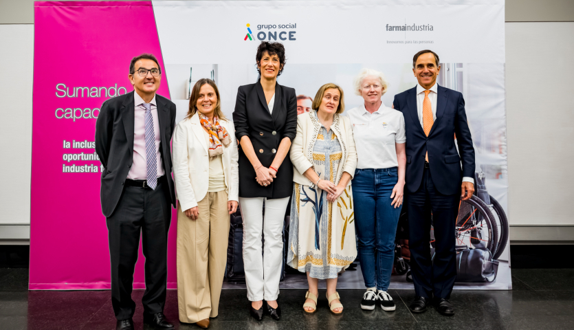 Andrés Ramos, director adjunto de Servicios Sociales de la ONCE; Fina Lladós, presidenta de Farmaindustria, Elma Sáiz, ministra de Inclusión, Seguridad Social y Migraciones; Imelda Fernández, vicepresidenta de Servicios Sociales y Participación de la ONCE; Marta Arce, trainer paralímpica de la ONCE, y Juan Yermo, director general de Farmaindustria.