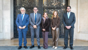 Josep Sánchez Llibre, presidente de Foment del Treball; Miquel Sàmper, consejero de Empresa y Trabajo, Generalitat de Catalunya; Fina Lladós, presidenta de Farmaindustria; Cristina Fontgivell, partner y directora de la oficina de Barcelona de Kreab, y Jaume Baró, secretario de Empresa y Competitividad y consejero delegado de ACCIÓ, Generalitat de Catalunya.