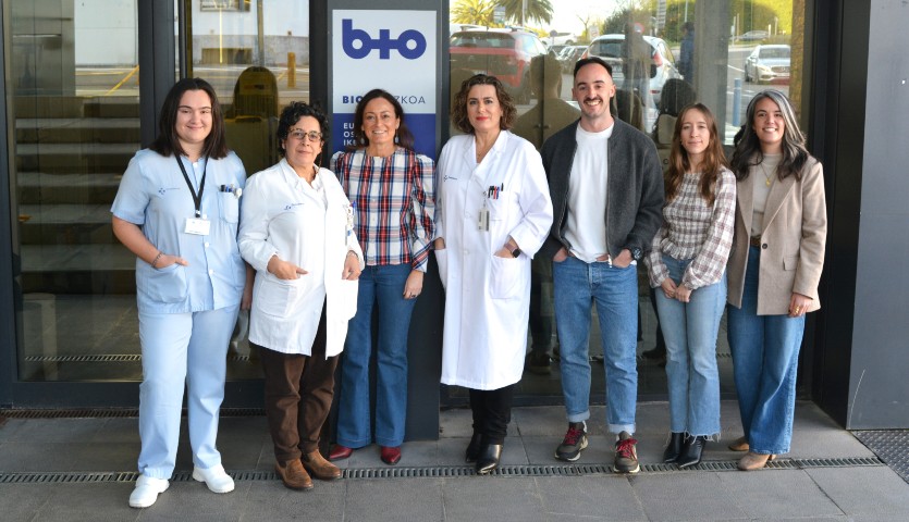 Olaia Jandula, Sara Arévalo, Ioana Riaño, Julen Sarrionandia y Alejandra Patiño, del IIS Biogipuzkoa, con Amelia Martín Uranga (tercera por la izquierda) e Isabel Chacón (segunda por la derecha), de Farmaindustria.