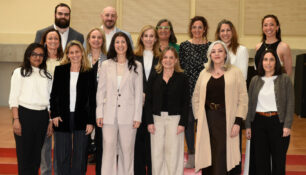 Foto de familia. De izquierda a derecha, primera fila: Lekhsmy Parameswaran, María Carol, Mar Gomis, Fina Lladós, Lourdes López, Maria Cantós. Segunda fila: Amelia Martín Uranga, Belén Torrijos, Arantxa de la Peña, Mª Rosa Ballester, María de Martí, Emilia de Alonso. Tercera fila: Adriá Juan, José Ajenjo y Mª José Sánchez.
