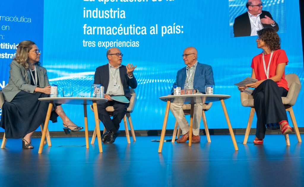 María Fernanda Prado (Johnson & Johnson), Javier Urzay (Farmaindustria), Federico Plaza (Roche), Esther Mosquera (Faes Farma).