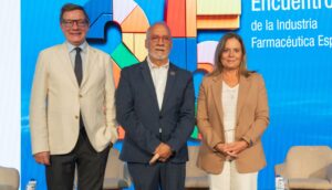 Santiago Tarodo, vicerrector de la UIMP, Fina Lladós, presidenta de Farmaindustria, y Juan Cruz Cigudosa, secretario de Estado de Ciencia, Innovación y Universidades.