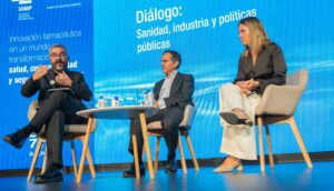 Javier Padilla, secretario de Estado de Sanidad; Juan Yermo, director general de Farmaindustria, y Fina Lladós, presidenta de Farmaindustria.