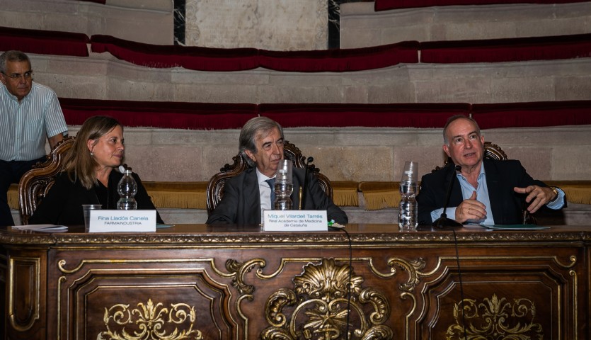 La presidenta de Farmaindustria, Fina Lladós, el presidente de la RAFC, Miquel Vilardell, y el director de la USD, José Zamarriego.