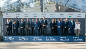 Foto de la inauguración del Foro La Toja con el Rey Felipe junto a los principales ponentes de las jornadas.